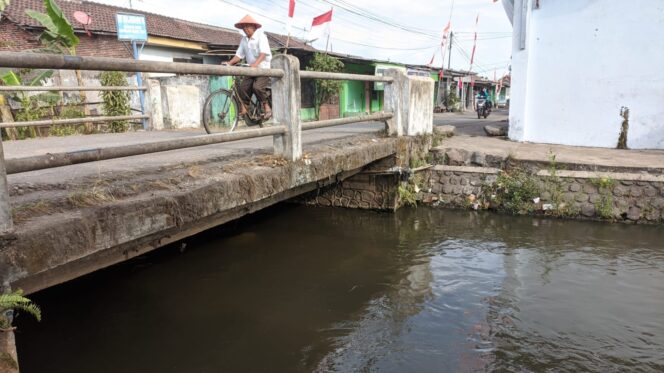 
					TERCEMAR: Sungai Kalibanter yang berada di perkampungan warga disebut-sebut tercemar oleh limbah PG Jatiroto. (foto: Asmadi)