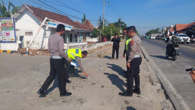 
					Petugas unit Gakkum Satlantas Polres Probolinggo Kota melakukan olah TKP.