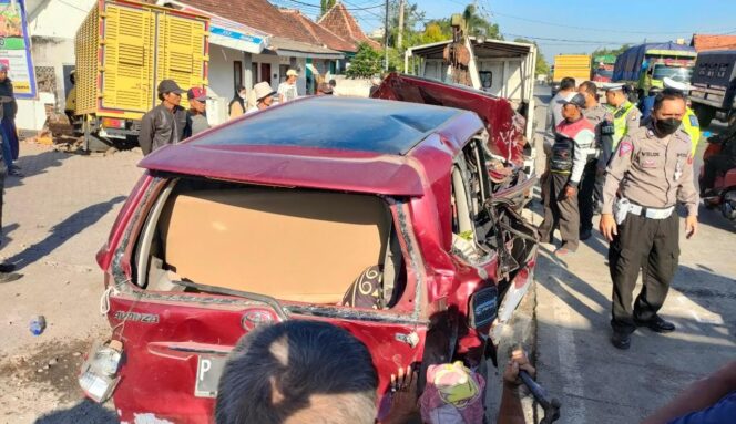 
					LAKA MAUT: Kondisi Toyota Avanza berpenumpang 7 orang pasca terlibat kecelakaan di jalur pantura Gending, Probolinggo. (foto: Hafiz Rozani)