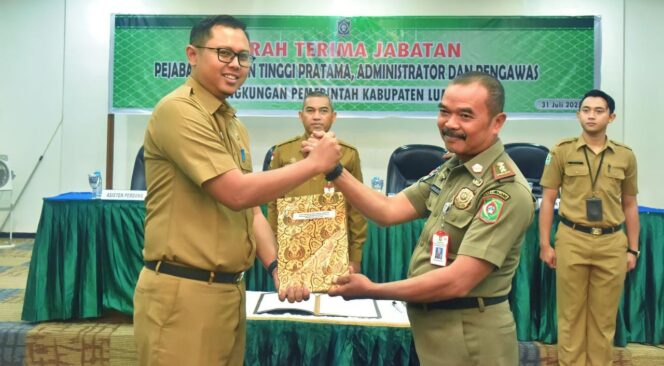 
					SERTIJAB: Sekda Lumajang, Agus Triyono saat memimpin sertijab di Ruang Nararya Kirana, Kantor Bupati Lumajang. (foto: Asmadi)