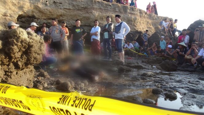 
					GEGER: Warga temukan pria dalam kondisi tak bernyawa di Pantai Lekok Pasuruan. (foto: Moh. Rois)