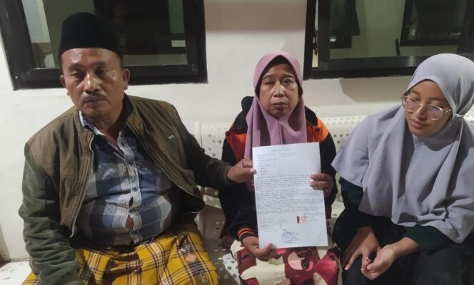 
					IKHLAS: Kades Pasinan dan orang tua korban menunjukkan surat pernyataan menerima kematian korban. (foto: Moh. Rois).