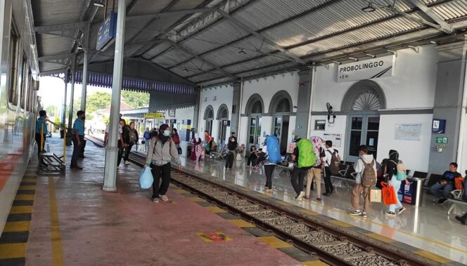 
					TRANSIT: Suasana transit penumpang di Stasiun Kereta Api (KA) Probolinggo. (foto: Hafiz Rozani)