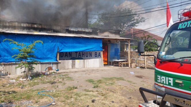 
					TERBAKAR: Warung 'Sing Song' di Dringu terbakar saat siang hari. (foto: Hafiz Rozani)