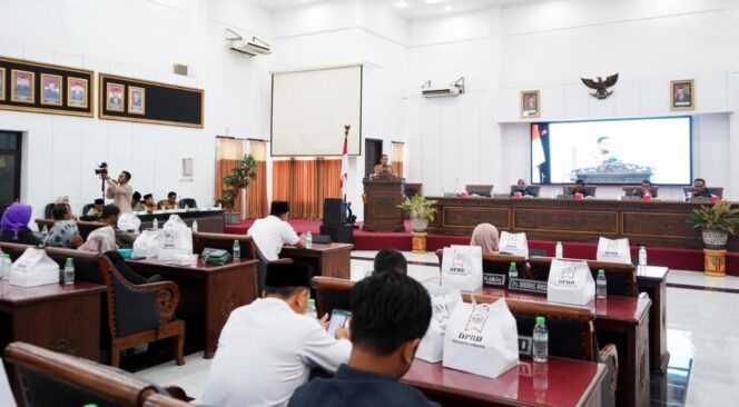 
					PAPARAN: Bupati Lumajang, Thoriqul Haq, saat memaparkan program Ibu melahirkan gratis di gedung DPRD setempat. (foto: Asmadi)