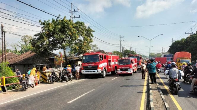 
					DIPADAMKAN: Tiga mobil damkar diterjunkan ke lokasi untuk memadamkan api di Desa Karangsono, Kec. Sukorejo. (foto: Moh. Rois)