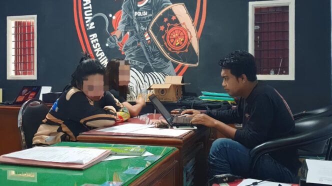 
					DIPERIKSA: Dua wanita terduga PSK diperiksa penyidik Polres Pasuruan. (foto: Moh. Rois)