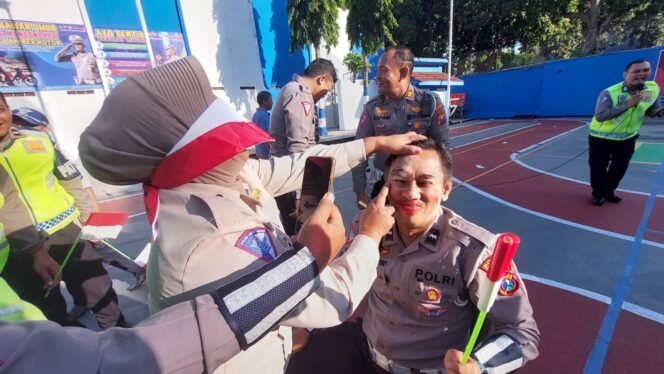 
					Anggota Satlantas Polres Probolinggo sedang dirias wajahnya oleh PNS Satlantas Polres Probolinggo.