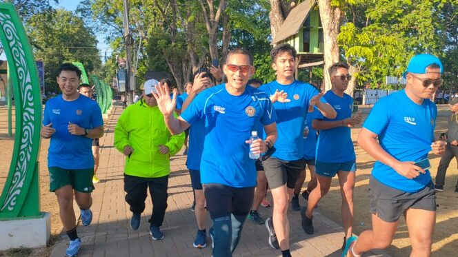 
					Caption foto: SAPA WARGA: Sandiaga Uno menyapa warga saat jogging di Alun-alun Kota Probolinggo. (foto: Hafiz Rozani)