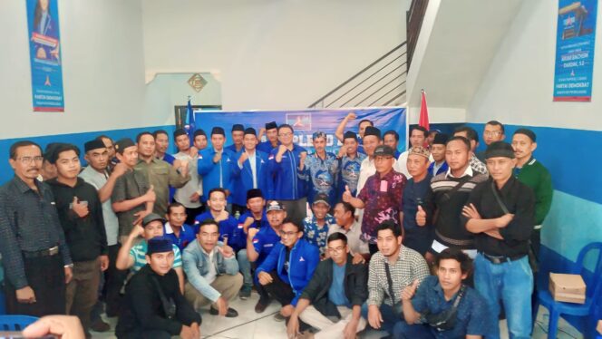 
					SOLID: Pengurus dan kader DPC Partai Demokrat Kabupaten Probolinggo. (foto: dok)