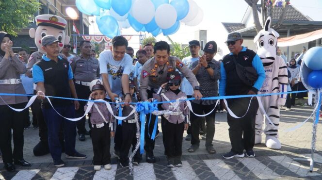 
					DIRESMIKAN: Launching RT Tertib Lalu Lintas di Kelurahan Pagak, Beji, Pasuruan. (foto: Moh. Rois)