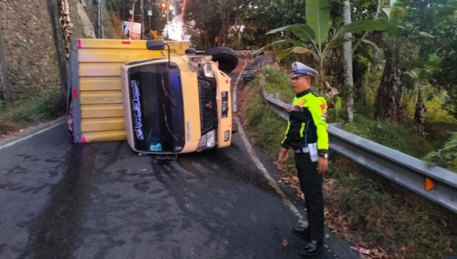 
					LAKA: Seorang anggota polisi memeriksa truk muat bir yang terguling di Prigen, Pasuruan. (foto: Moh. Rois)