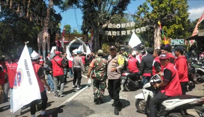 
					DEMO: Serikat buruh melurug TSI II Prigen Pasuruan pasca PHK 8 orang satpam. (foto: Moh. Rois)