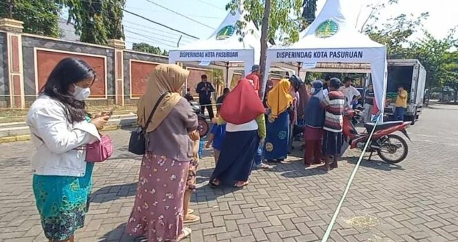 
					ANTRE: Warga antre untuk mendapatkan beras dan minyak goreng murah yang disediakan Disperindag Kota Pasuruan. (foto: Moh. Rois)