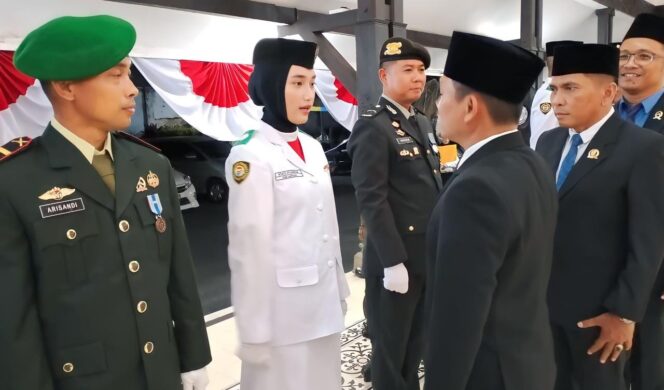 
					DIKUKUHKAN: Bupati Lumajang, Thoriqul Haq, memberi ucapan selamat usai mengukuhkan pasukan Paskibraka. (foto: Asmadi).