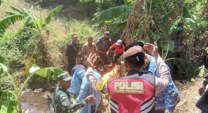 
					MENINGGAL: Proses evakuasi Sampuri (60) dari pinggir sungai di Purwosari, Pasuruan. (foto: Moh. Rois)