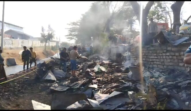 
					LUDES: Warung yang ludes terbakar di Purwosari, Pasuruan. (foto: Moh. Rois)