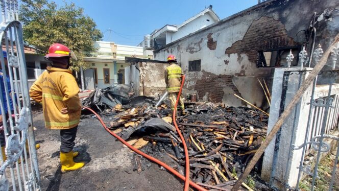 
					LUDES: Petugas Damkar Kabupaten Probolinggo melakukan pembasahan di dapur dan gudang yang terbakar. (foto: Hafiz Rozani)