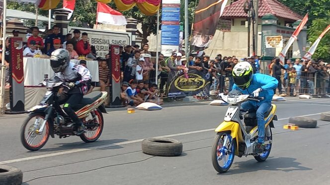 
					ADU CEPAT: Dua pebalap Drag Bike adu cepat di sirkuit jalanan Kota Pasuruan. (foto: Moh. Rois)