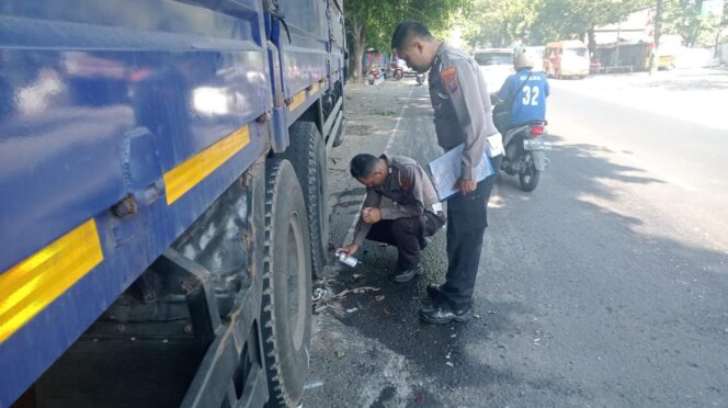 
					Laka Beruntun, Truk Sasak Dua Minibus dan Tabrak Pohon