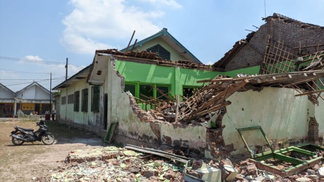 
					AMBRUK: Kondisi salah satu kelas di SD Negeri II Bondoyudo Lumajang pasca ambruk. (foto: Asmadi)