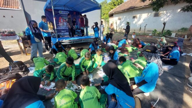 
					KREATIF: Pelatihan Ecoprint bagi siswa SD menjadi salah satu program mahasiswa UPM yang KKN di Kademangan. (foto: Hafiz Rozani)