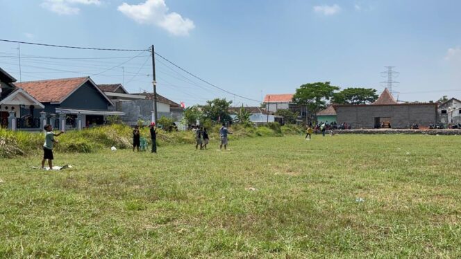 
					SERU: Suasana keseruan tarik ulur benang gelasan ralam lomba layang-layang di Winongan, Pasuruan. (foto: Moh. Rois)