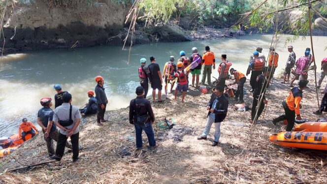 
					MISTERIUS: Proses pencarian perajin tahu yang hilang di Sungai Bondoyudo masih terus dilakukan. (foto: Asmadi)