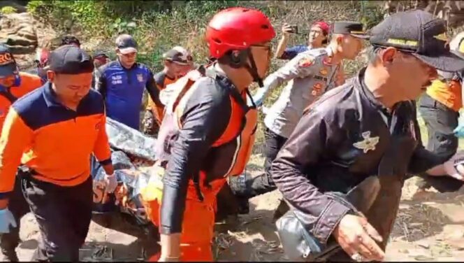 
					Tangkapan layar proses evakuasi jasad korban dari aliran Sungai Bondoyudo Lumajang.