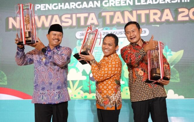 
					BORONG: Bupati Lumajang, Thoriqul Haq (tengah) usai menerima penghargaan Green Leadership Nirwasita Tantra. (foto: Asmadi)