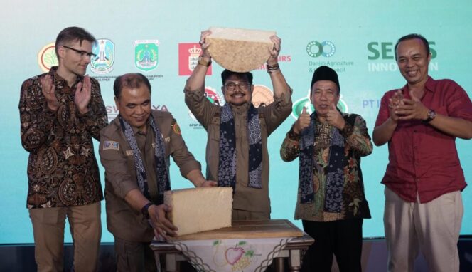 
					PERTAMA DI INDONESIA: Menteri Pertanian, Syahrul Yasin Limpo (tengah) melaunching keju organik pertama di Indonesia. (foto: Moh. Rois)