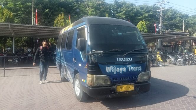 
					BARANG BUKTI: Angkutan umum yang digunakan pelaku diamankan Polres Pasuruan. (foto: Moh. Rois)