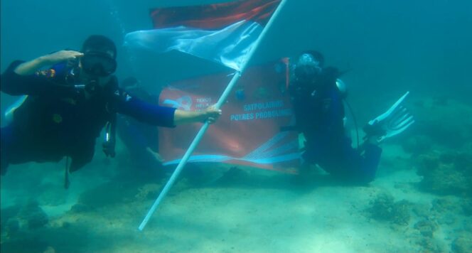 
					Personel Satpolairud Polres Probolinggo mengibarkan Bendera Merah Putih di dasar laut Pulau Giliketapang (Foto: Istimewa)