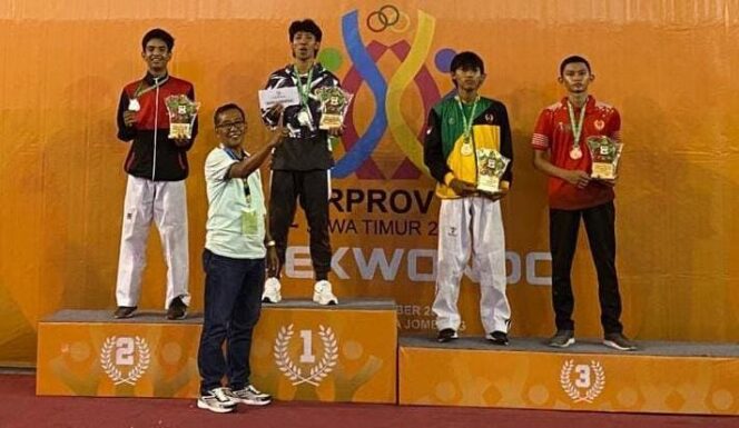 
					Para Atlet Taekwondo Lumajang usai menerima medali ditemani pelatihnya, Romdoni. (foto: Asmadi)