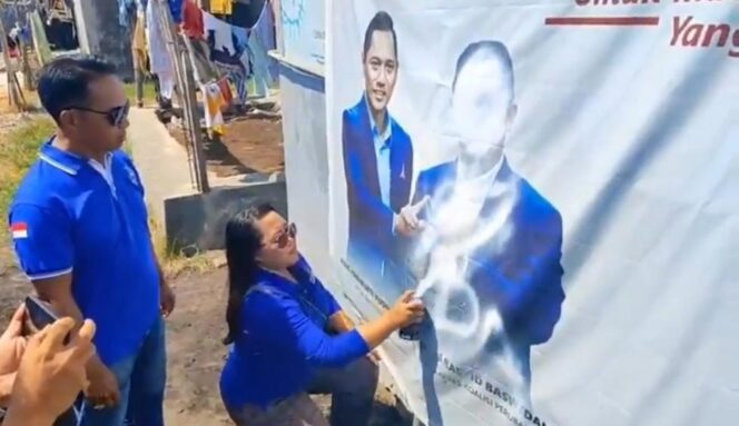 
					KECEWA: Kader Partai Demokrat Kota Pasuruan saat mencoret baliho bergambar Anies Baswedan. (foto: Moh. Rois)