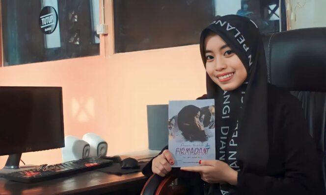 
					PENULIS: Firmadani Eka Puja Krisanti (20), santri PZH Genggong Probolinggo yang gemar menulis buku. (foto: Haliza)