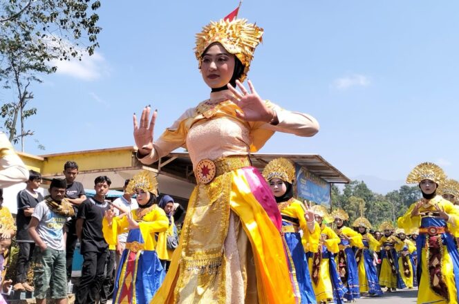 
					SANTUN: Salah satu tarian daerah yang diperagakan peserta di karnaval Desa Kandangtepus Lumajang. (foto: Asmadi)