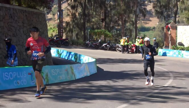 
					SPORT TOURISM: Peserta Bromo Marathon 2023 lari mengikuti jalur. (foto: Moh. Rois).