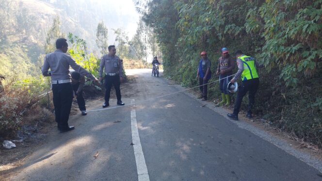 
					Unit Laka Lantas melakukan olah TKP.