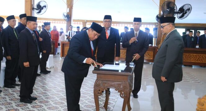 
					MUTASI: Penandatanganan mutasi Pejabat Eselon II oleh Bupati Probolinggo Timbul Prihanjoko. (foto: Kominfo Kab. Probolinggo)