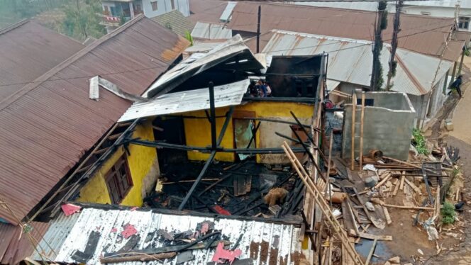 
					Diduga Korsleting Listrik, Rumah Warga di Puspo Terbakar