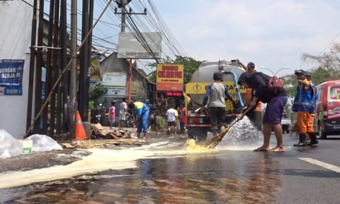 
					Kontainer Muatan Tetes Tebu Terguling, Jalur Surabaya – Malang Licin