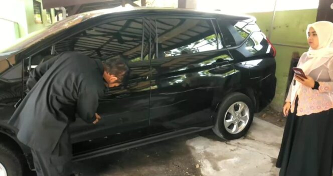 
					VANDALISME: Mobil dinas Ketua Bawaslu Kota Pasuruan beret pasca dicoret orang tak dikenal. (Moh. Rois)