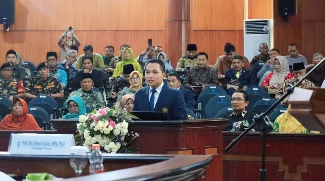 
					LULUS: Cak Thoriq saat mengikuti sidang disertasi di gedung Widyaloka Universitas Brawijaya Malang. (foto: Asmadi)