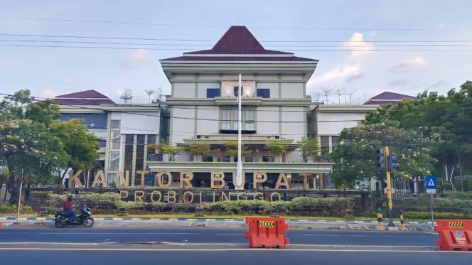 
					Foto: Kantor Bupati Probolinggo di Jl. Panglima Sudirman, Kota Kraksaan, Probolinggo. (foto: Ali Ya'lu).