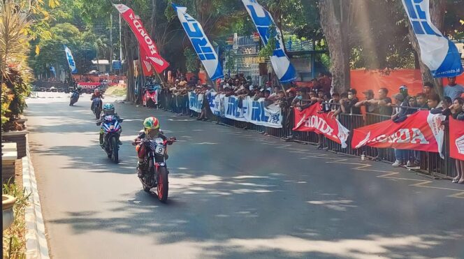 
					ADU CEPAT: Sejumlah pebalap adu cepat menaklukkan sirkuit jalanan di Kota Probolinggo. (foto: Hafiz Rozani)