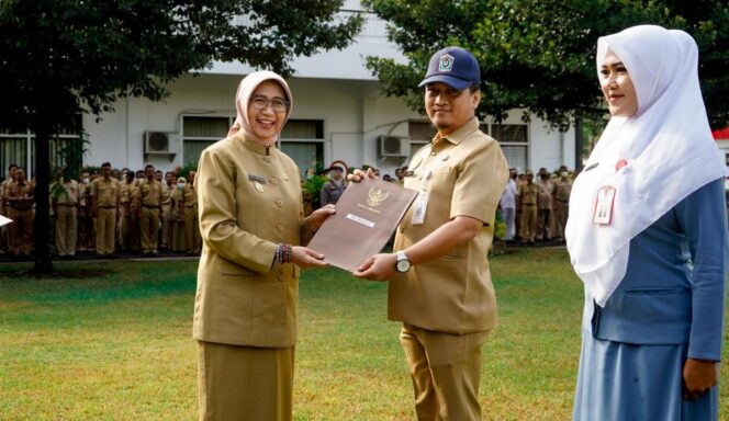 
					BAKAL PURNA TUGAS: Wakil Bupati Lumajang, Indah Amperawati, menyerahkan SK kenaikan pangkat PNS di halaman Kantor Bupati Lumajang, Senin (18/09/23). (foto: Asmadi)