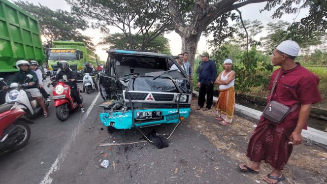 
					Dua kendaraan ringsek usai terlibat kecelakaan.