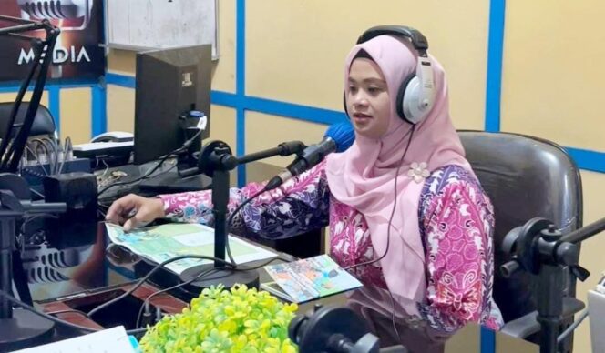 
					KREATIF: Ketua TP PKK Kabupaten Lumajang, Musfarina Thoriq atau Ning Farin saat Talkshow di LPPL Radio Suara Lumajang.(foto: Asmadi)