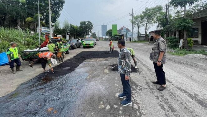 
					TINJAU: Bupati Lumajang, Thoriqul Haq, saat meninjau perbaikan jalan di daerahnya beberapa waktu lalu. (foto: FB Cak Thoriq)